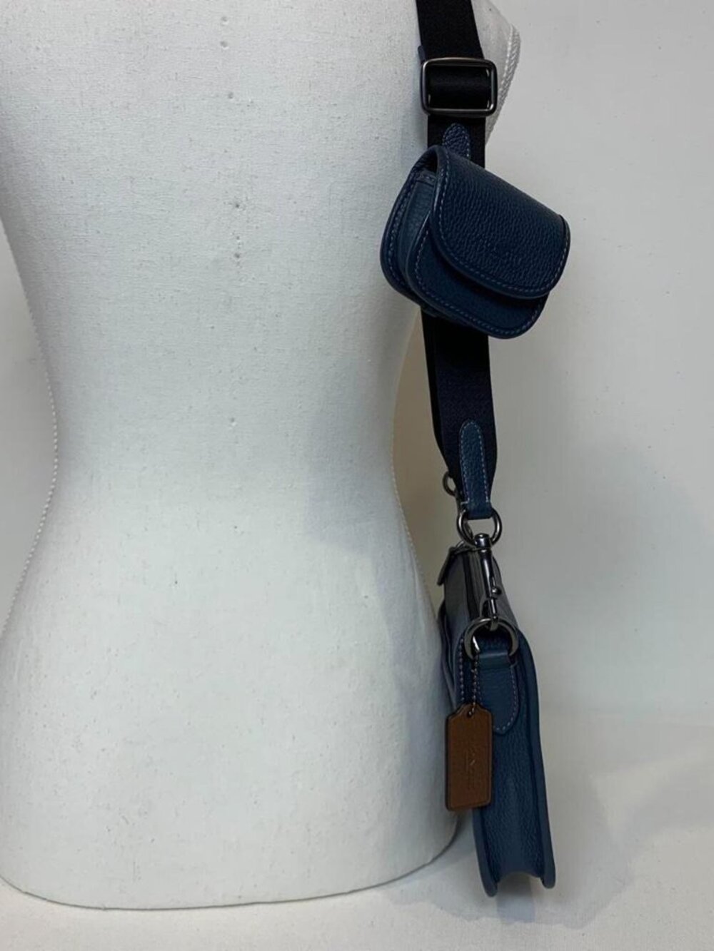 Blue pebble leather Coach - Picture 4 of 8